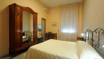 Una scrivania, culle/letti per bambini (gratuiti)