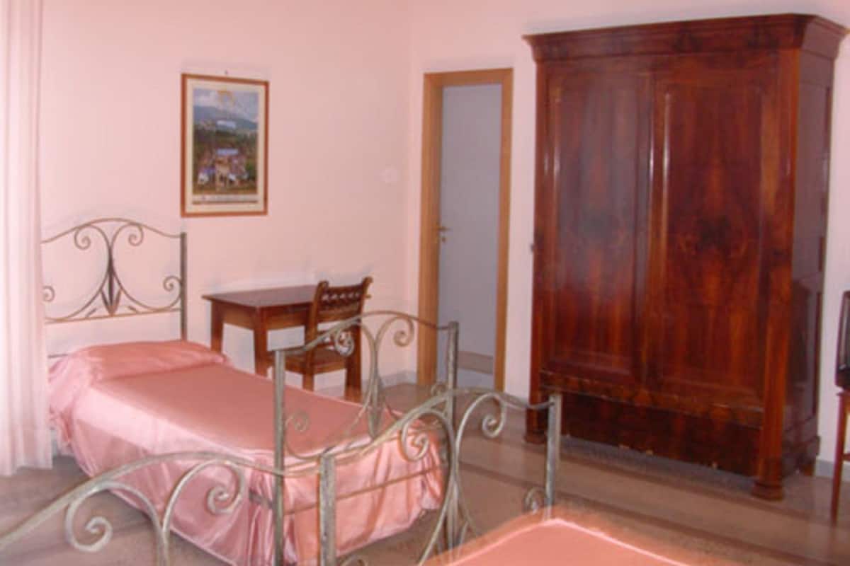 Single Room | Desk, cribs (free), rollaway beds (surcharge), WiFi (free)