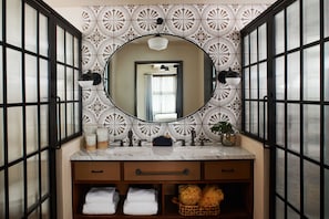 Amenidades de baño gratuitas, secadora de cabello, batas, toallas