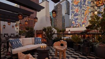 3 bars/lounges, lobby lounge