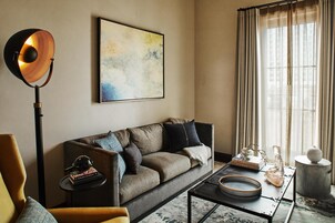 Una sala de estar moderna con un sofá, una mesa de centro y una lámpara de pie.
