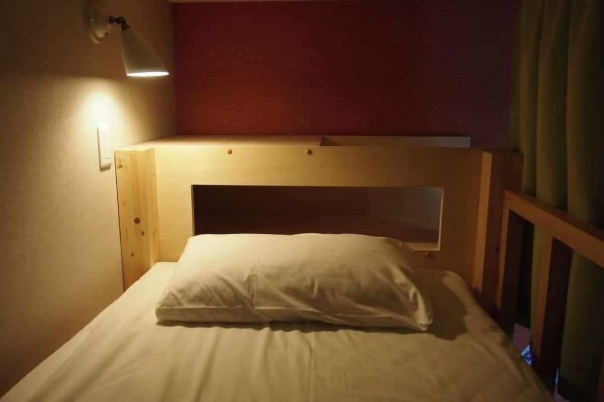 1 kamar tidur, tirai kedap cahaya, dan setrika/meja setrika