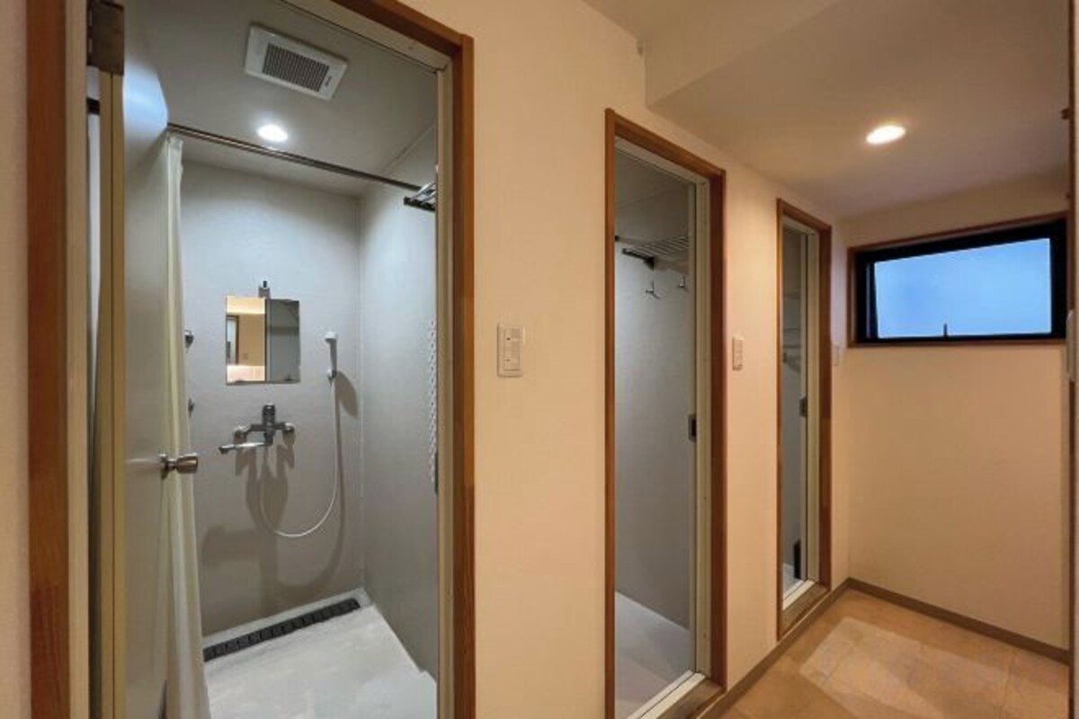 Traditional Single Room With Shared Bathroom