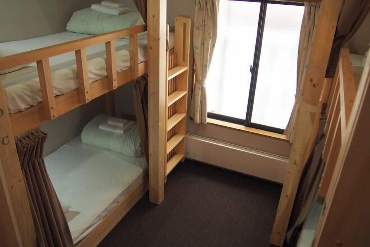1 kamar tidur, tirai kedap cahaya, dan setrika/meja setrika