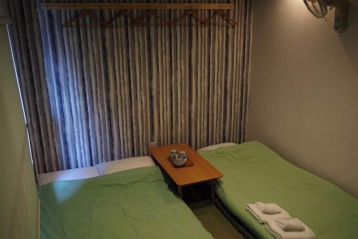 1 kamar tidur, tirai kedap cahaya, dan setrika/meja setrika