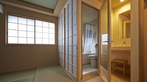 Traditional-Zweibettzimmer (with Bath) | Badezimmer | Haartrockner, Handtücher, Shampoo