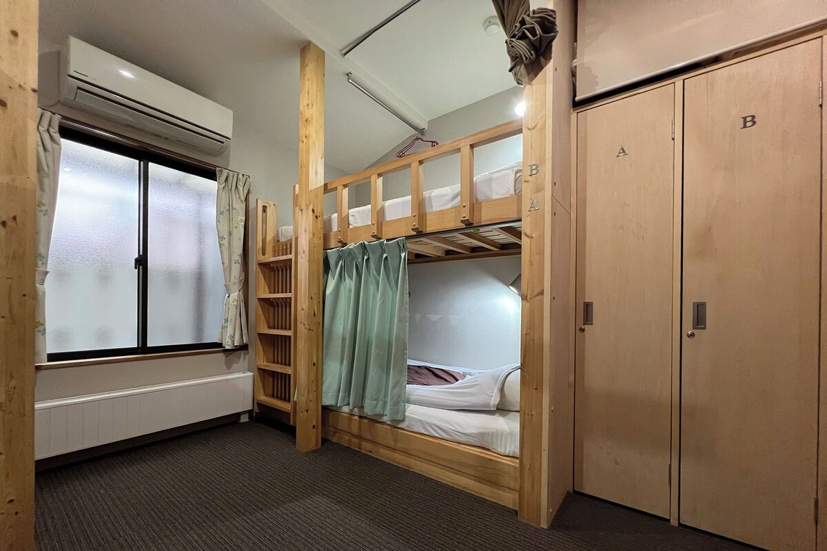 Firemannsrom, delt bad (Quadruple Bunk Bed) | Blendingsgardiner, strykejern/-brett, wi-fi (inkludert) og sengetøy