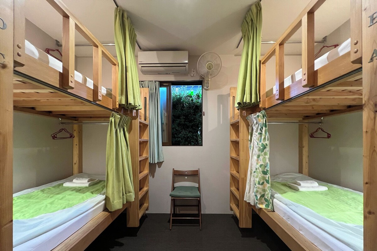 Firemannsrom (Quadruple Bunk Bed with Bath) | Blendingsgardiner, strykejern/-brett, wi-fi (inkludert) og sengetøy