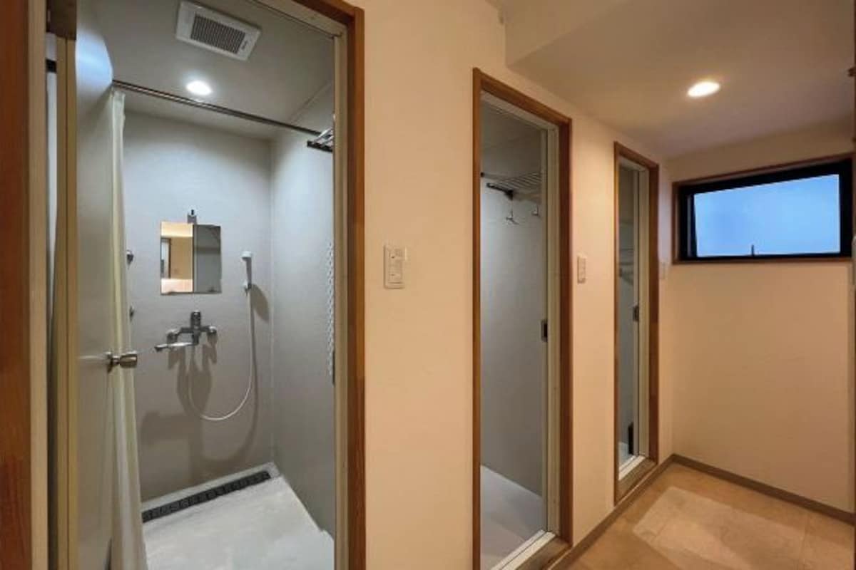 Traditional Single Room With Shared Bathroom