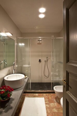 Habitación doble estándar | Baño | Regadera, amenidades de baño gratuitas, secadora de cabello, bidet