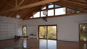 A spacious room with wooden floors, large windows, and a high ceiling. - Las Dalias (Las Rosas)