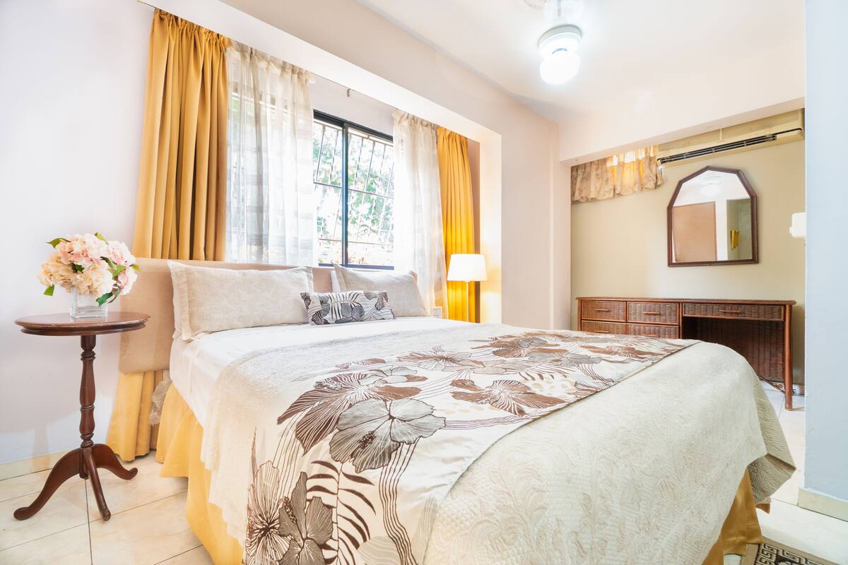 Kamar Eksekutif | Selimut bulu angsa, brankas, meja kerja, dan setrika/meja setrika