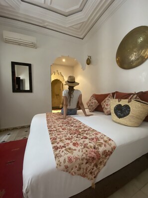 Habitación triple estándar, baño privado (Malak) | Caja fuerte, wifi gratis, ropa de cama