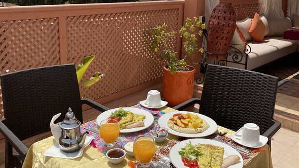 إفطار يومي مقابل رسوم