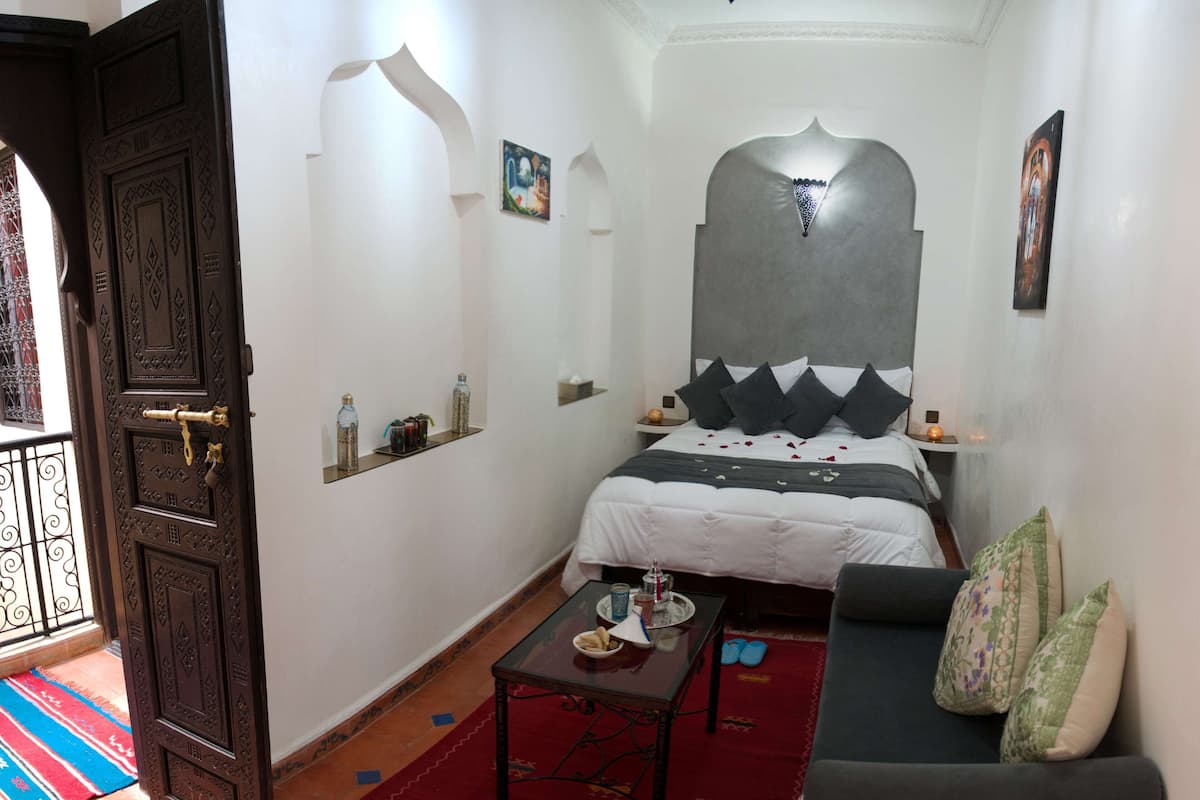 Habitación estándar doble, baño privado (Fatima) | Caja fuerte, wifi gratis, ropa de cama