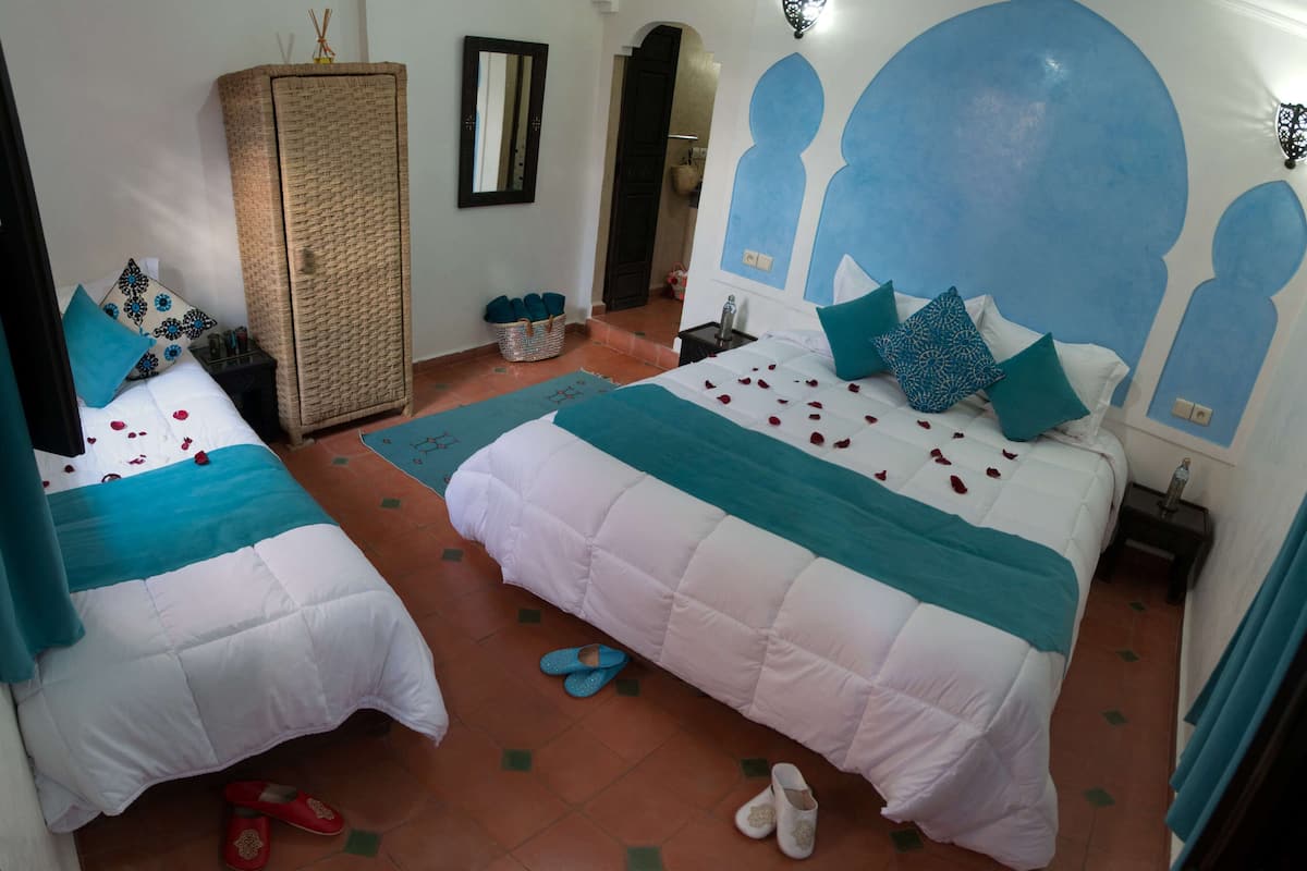Habitación triple superior, baño privado (Sara) | Caja fuerte, wifi gratis, ropa de cama