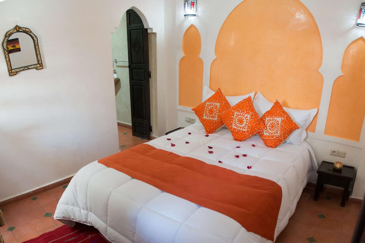 Habitación estándar doble, baño privado (Nejma) | Caja fuerte, wifi gratis, ropa de cama