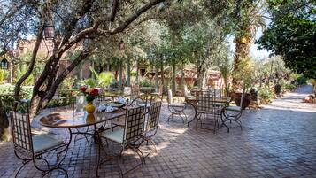 Se sirven desayunos, comidas, cenas y cocina local e internacional