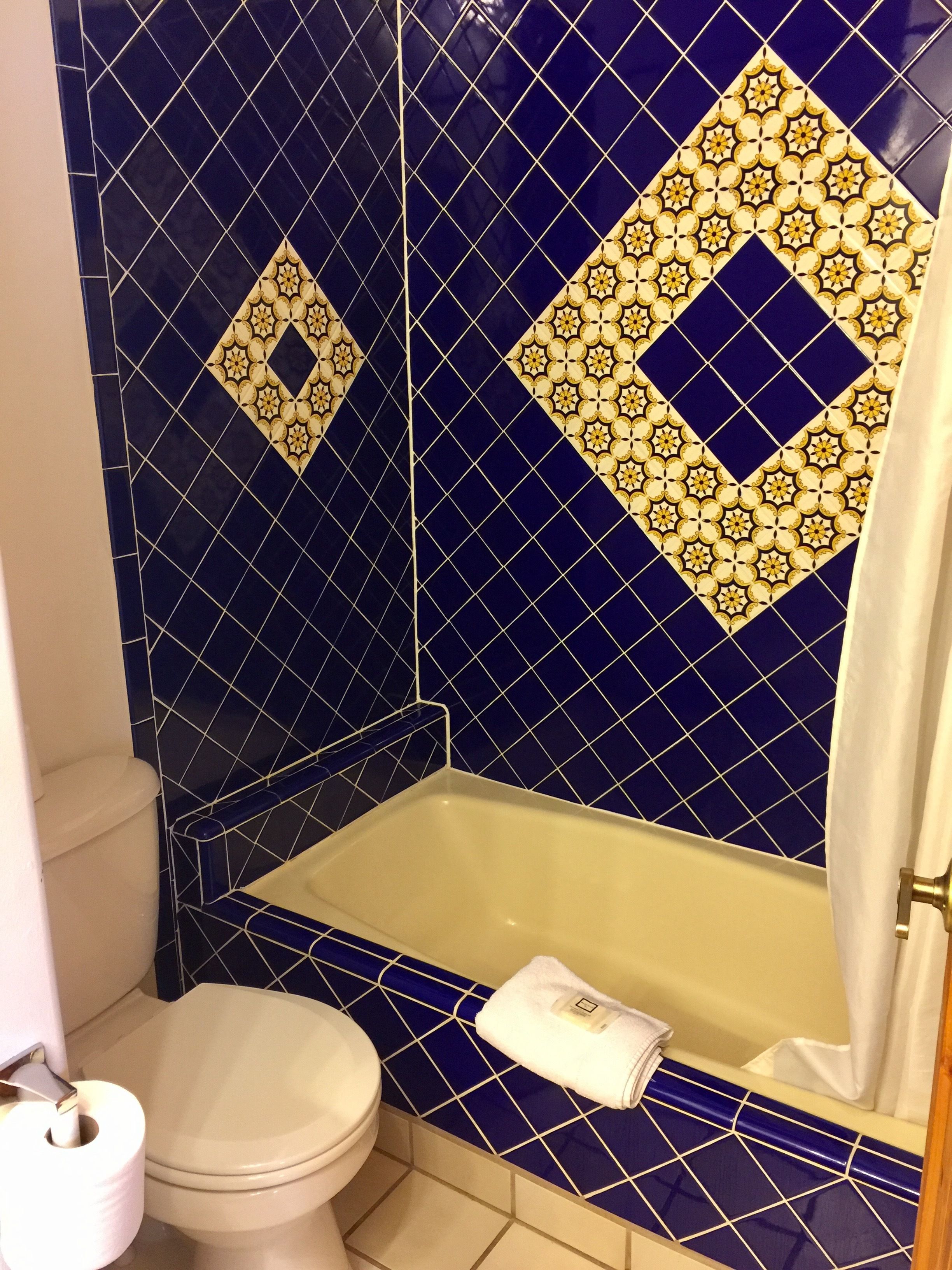 Une salle de bain avec une baignoire, des toilettes et un rideau de douche.