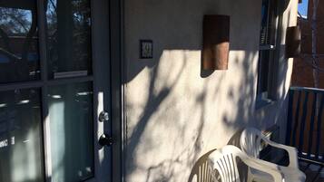 Una puerta con una cámara de seguridad, un buzón y un buzónado en la pared.