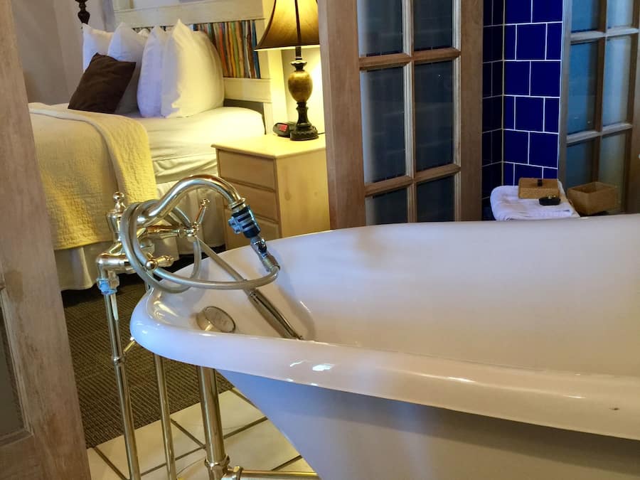 Honeymoon Suite (Room 11, Upstairs) | Dypt badekar