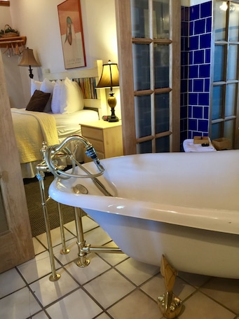 Honeymoon Suite (Room 11, Upstairs) | 深泡浴缸