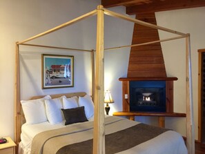 Comfort Room, 1 Queen Bed (Room 10,Upstairs)