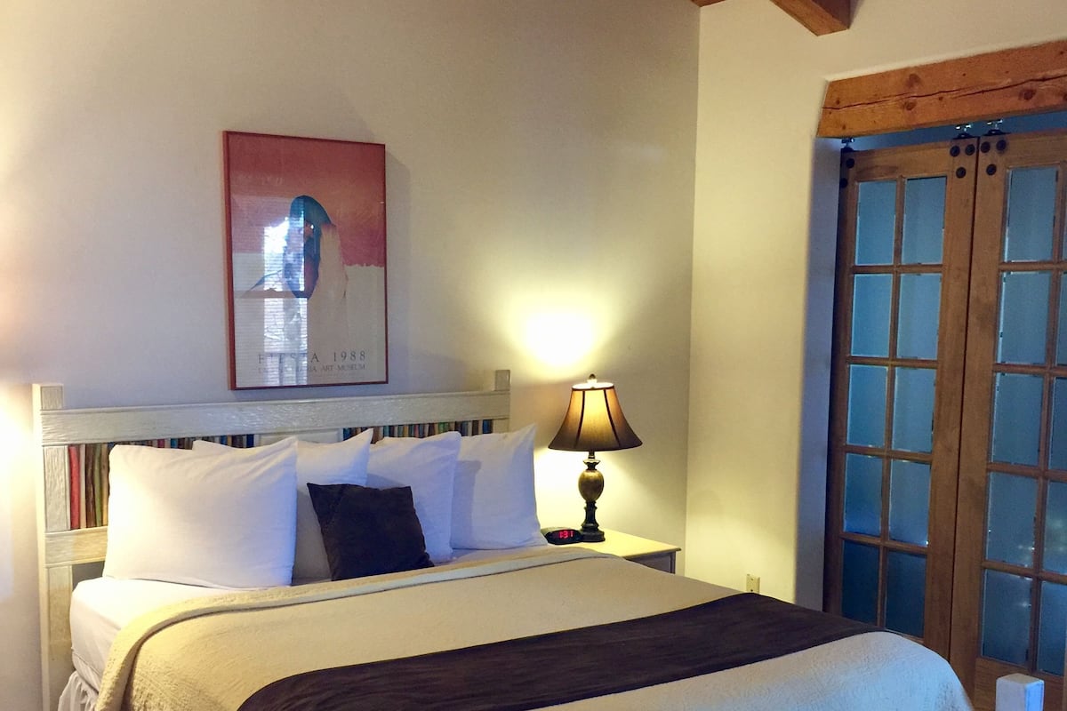 Honeymoon Suite (Room 11, Upstairs) | Individuell dekoriert, individuell eingerichtet, Bügeleisen/Bügelbrett