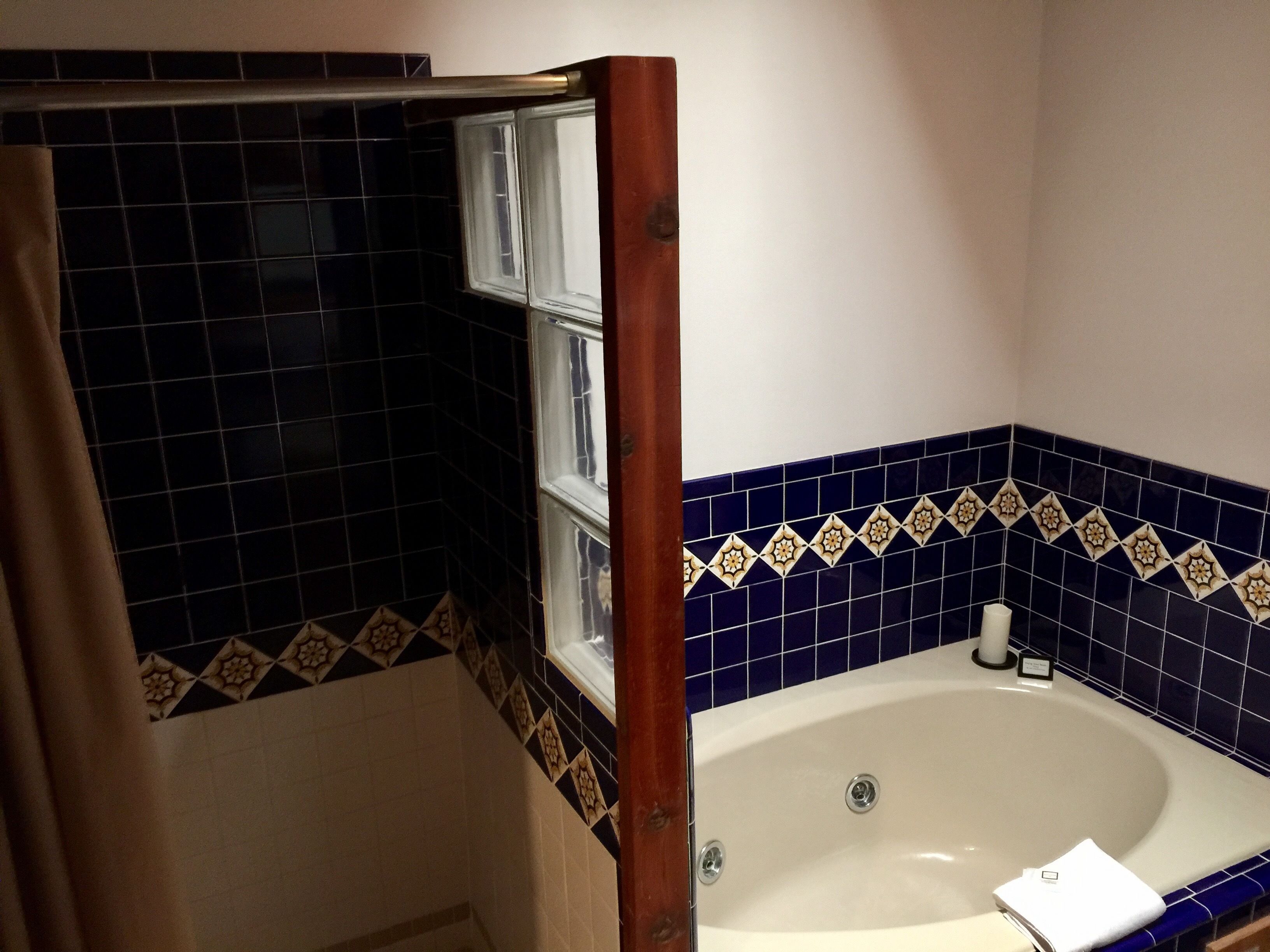 Un baño con bañera, cabina de ducha y ventana.