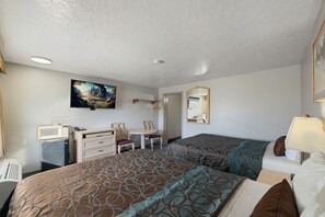 Double Room | Desk, laptop workspace, blackout drapes, free WiFi
