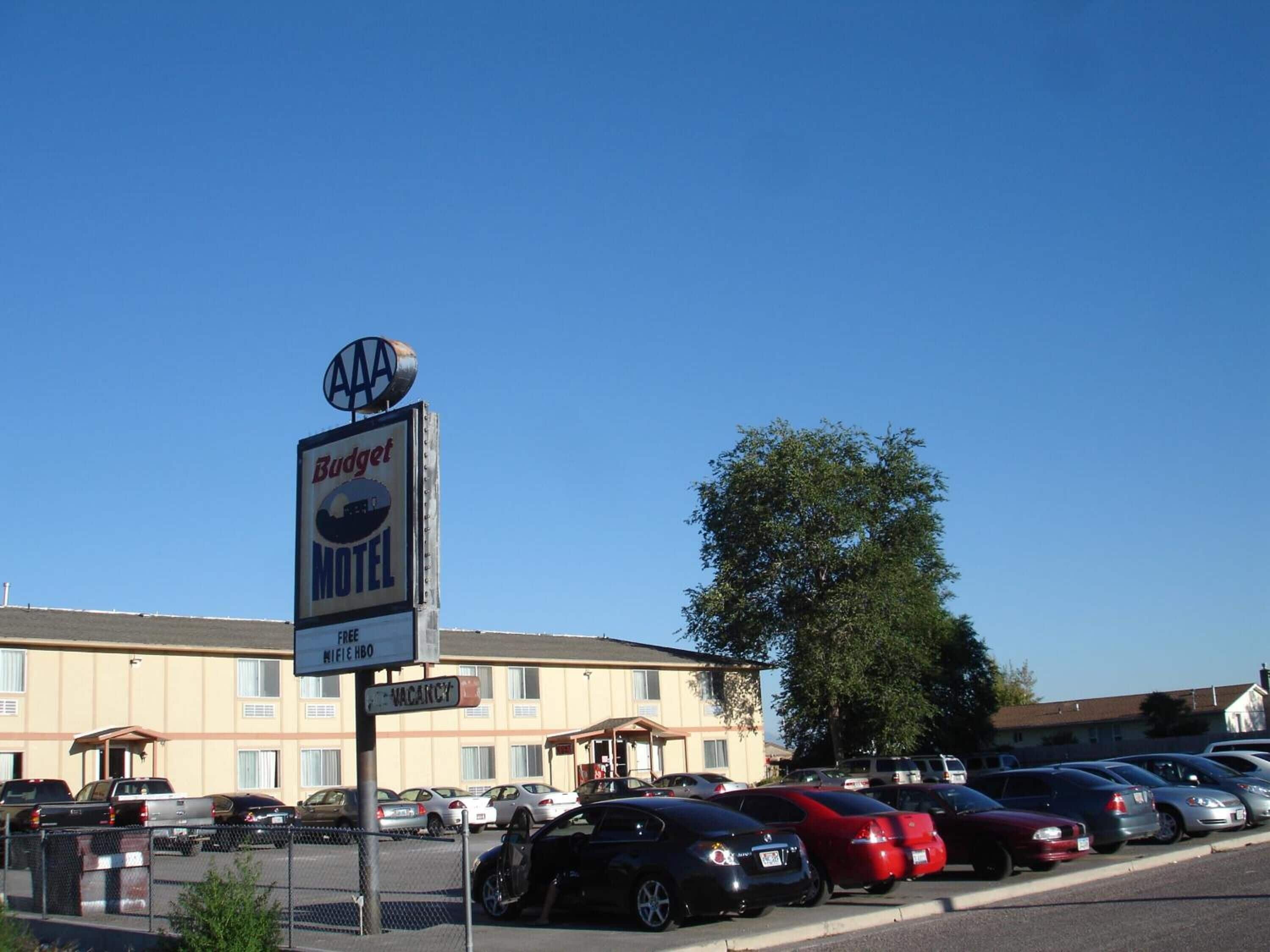 A motel with a sign indicating it is AAA budget-friendly, free Wi-Fi, and has a vacancy.