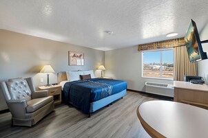 Habitación superior, 1 cama de matrimonio grande, no fumadores | Escritorio, espacio para trabajar con un portátil, cortinas opacas