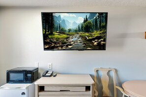 办公桌、笔记本电脑工作区、遮光窗帘、免费 WiFi