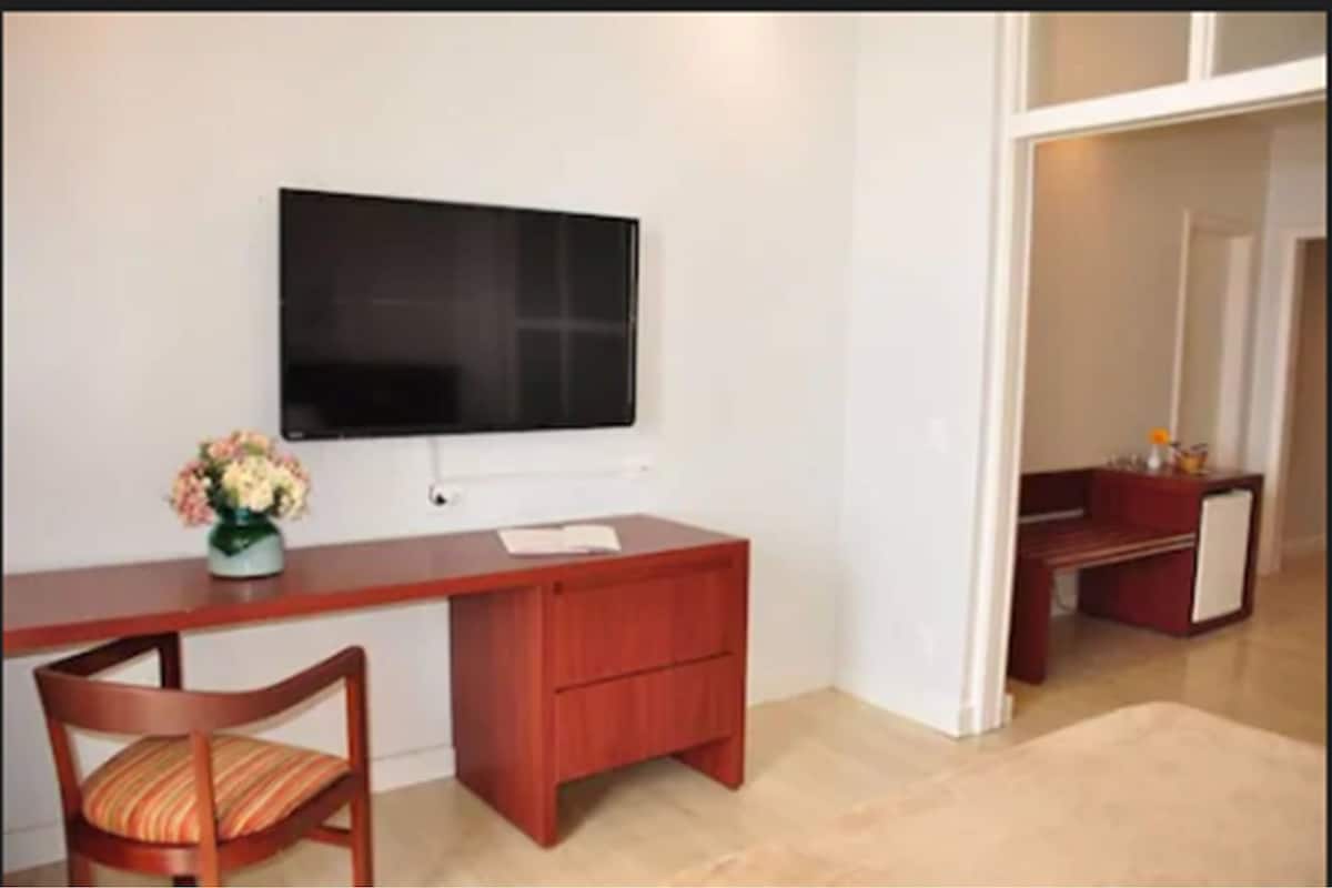 Minibar, caja de seguridad en la habitación, escritorio y wifi gratis