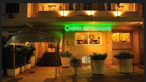 Fachada de la propiedad por la tarde o noche