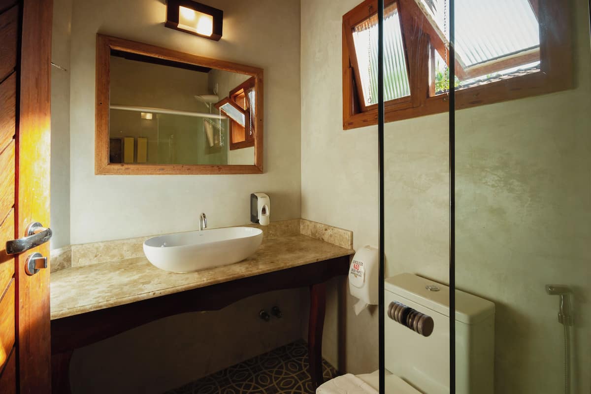 standard suite | bathroom | shower, free toiletries, hair dryer, towels