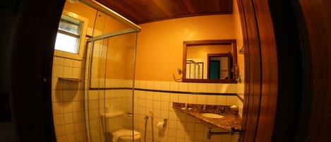 Un baño con ducha, inodoro y lavamanos.