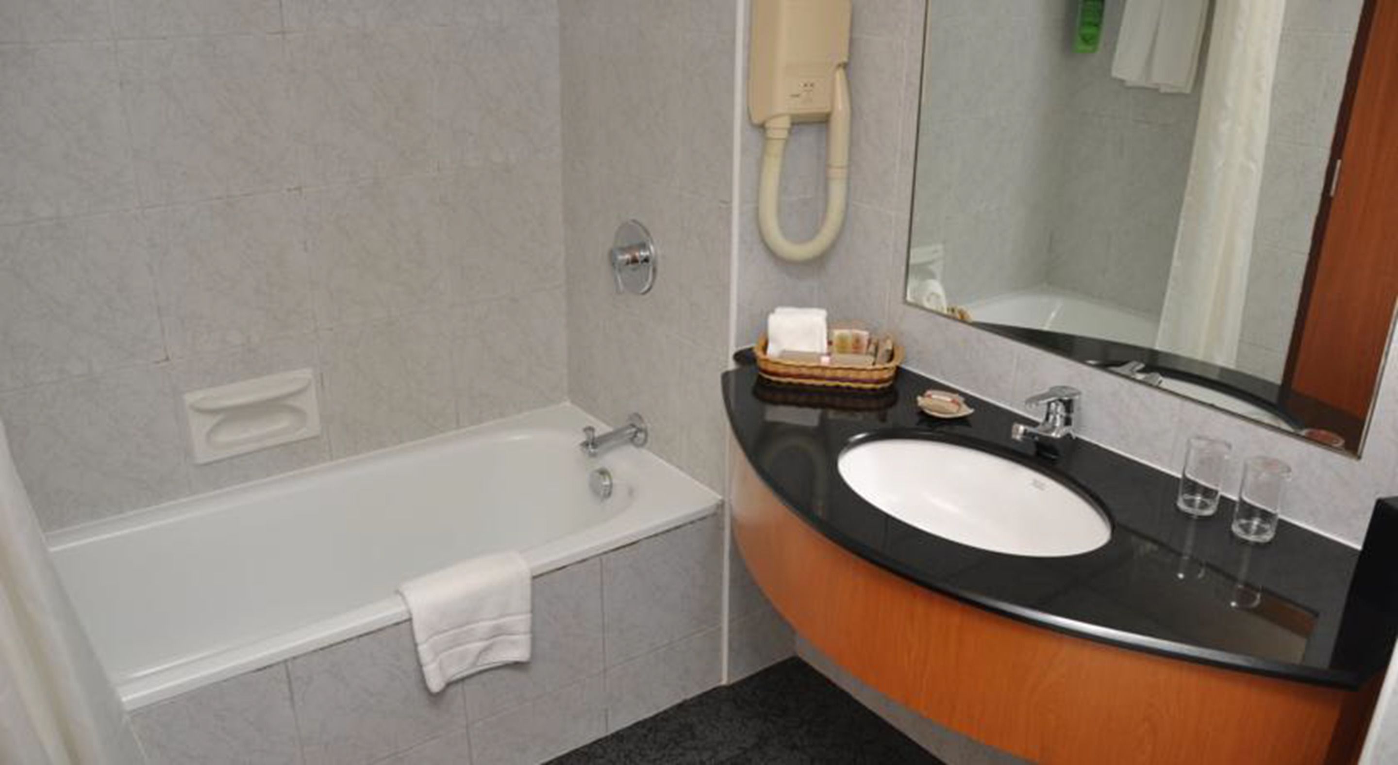 combined shower/bathtub, free toiletries, hair dryer, slippers