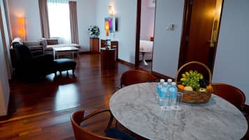 Suite, 1 cama King size | Ropa de cama de alta calidad y escritorio
