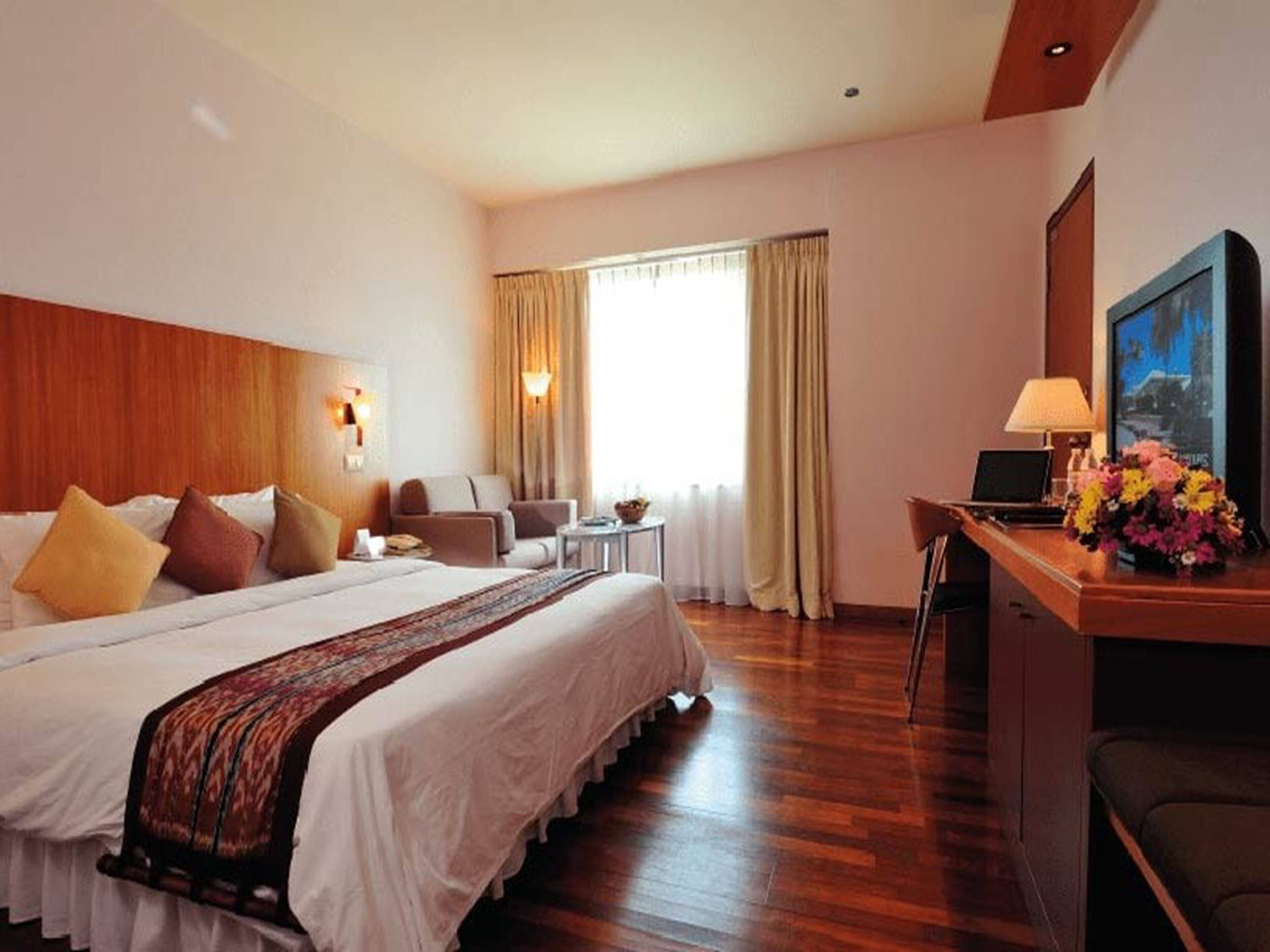 deluxe room, 1 king bed | 1 bedroom, premium bedding, desk, laptop workspace