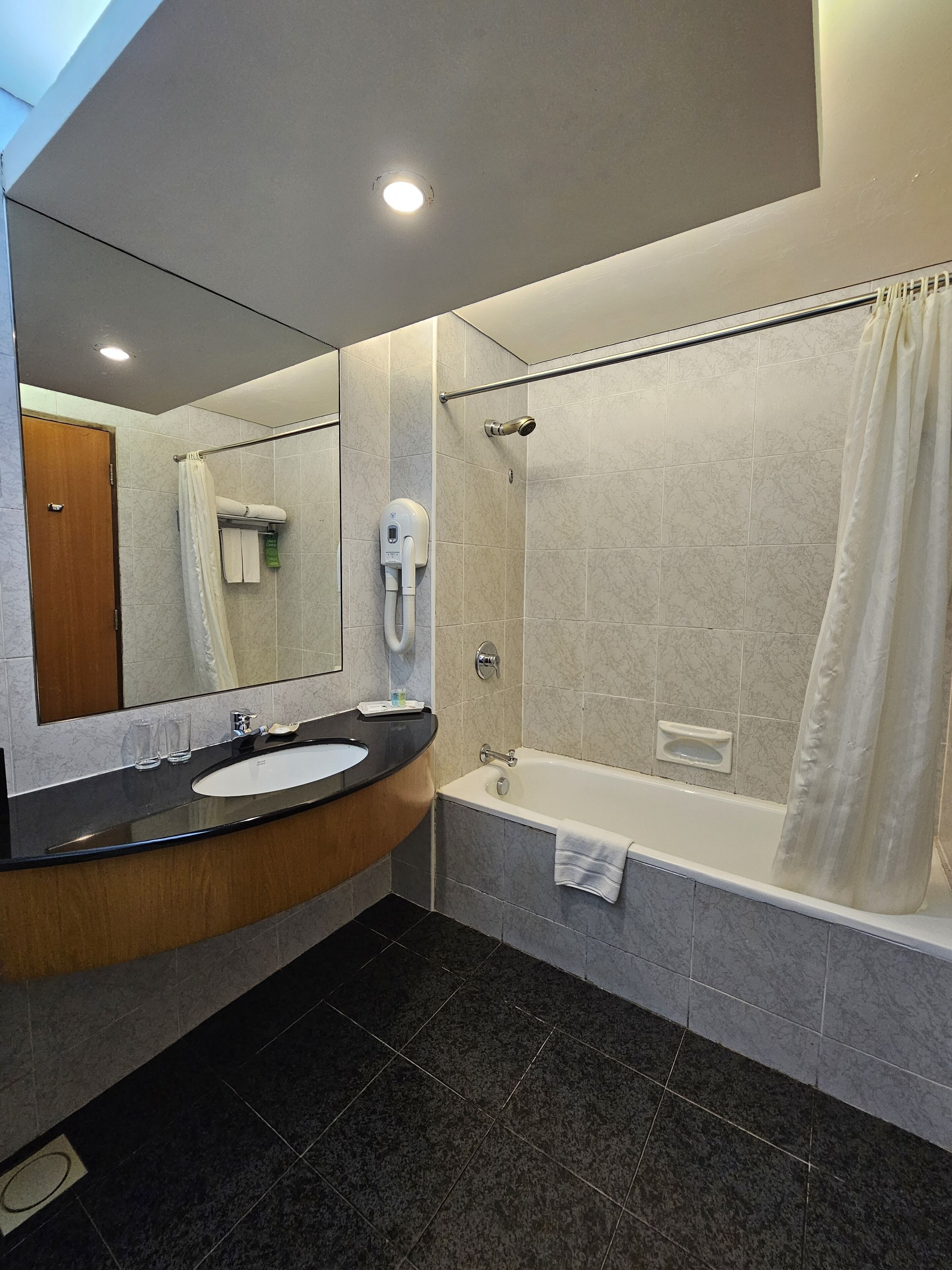 combined shower/bathtub, free toiletries, hair dryer, slippers