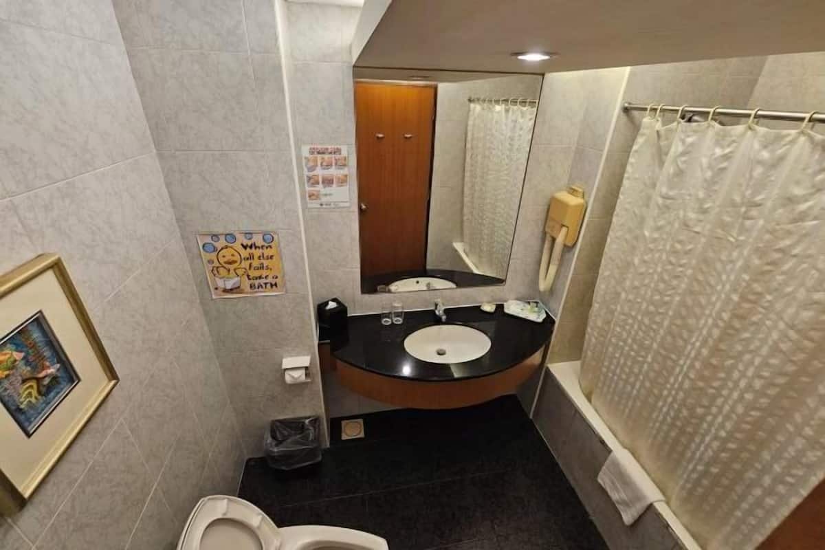 Ensemble douche/baignoire, articles de toilette gratuits, sĂšche-cheveux