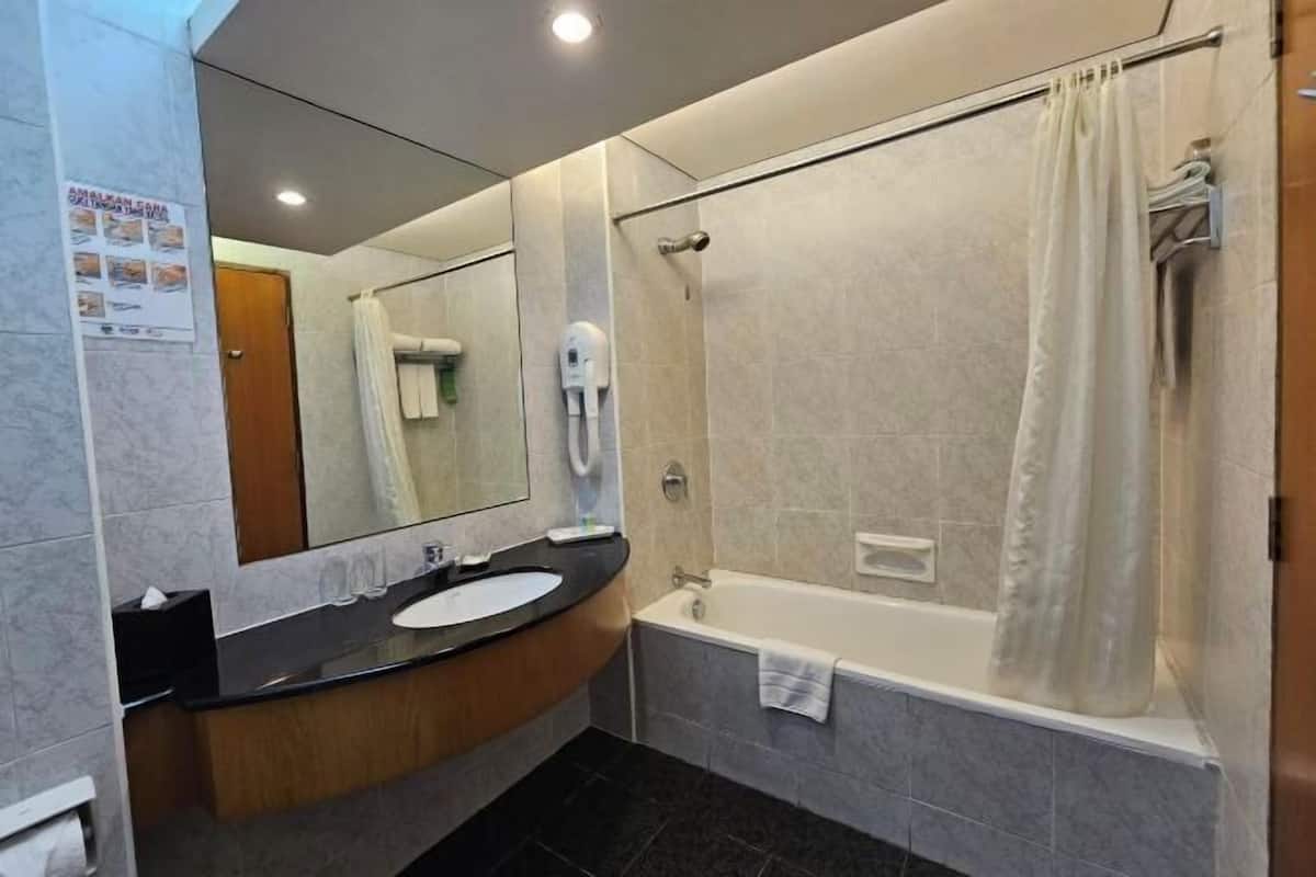 Ensemble douche/baignoire, articles de toilette gratuits, sĂšche-cheveux