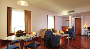 Suite, 1 cama King size | Área de sala de estar | Smart TV 