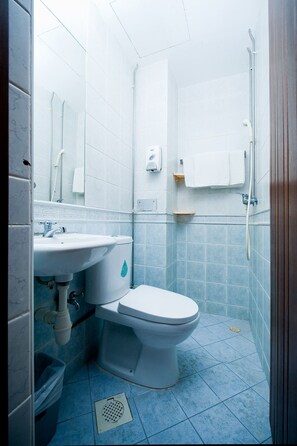 Bunk Room (min. 2 nights) | Bathroom