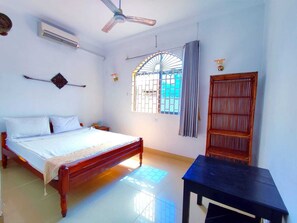 Kamar Double Standar | Didekorasi berbeda-beda dan dilengkapi dengan perabotan berbeda-beda