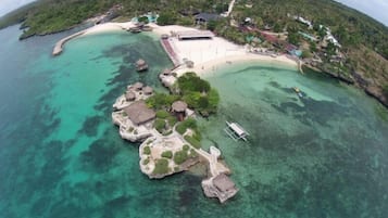 På stranden, solstolar, parasoller och snorkling