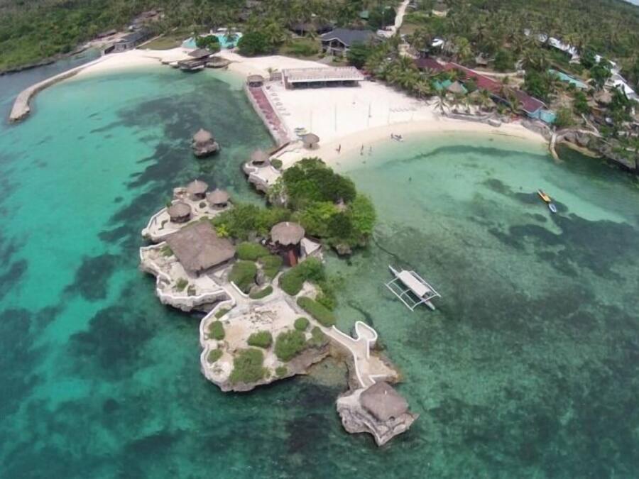 En la playa, sillas reclinables de playa, sombrillas, snorkel