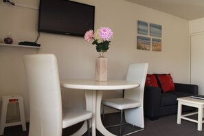 Deluxe Room | Room service - dining - Alcala Motor Lodge (Christchurch)