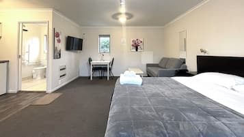 Studio | Individually furnished, desk, free WiFi, bed sheets